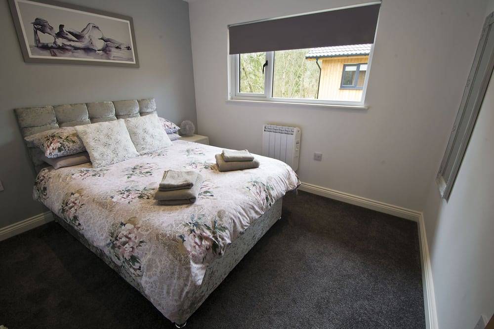 The Hideaway - stunning 3 bedroom lodge with top of the range hot tub in Northumberland National Park