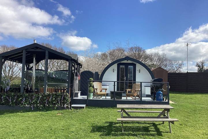 Cottage for 2 people, with garden and hot tub, with pets in Shrewsbury