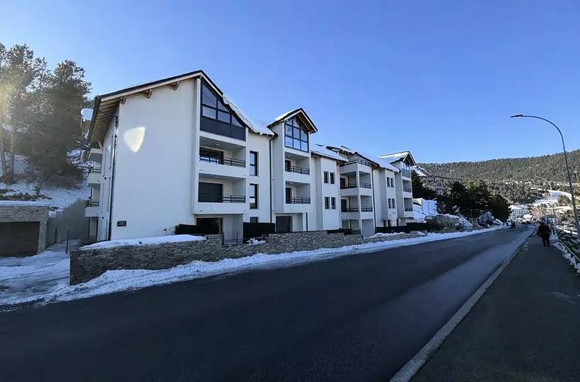 Appartement entier, Charmant appartement pour 6 personnes à deux pas des pistes avec une belle vue sur le village in Les Angles, Parc naturel régional des Pyrénées catalanes