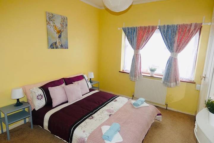 Clean & Cosy 3 Bed House with Free Pvt Parking in Borough londonien de Croydon, Londres
