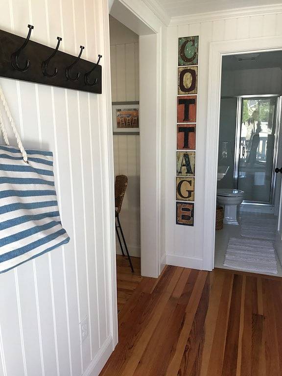 Beautiful York Beach home with relaxing porch for gatherings in York Beach, Cape Neddick