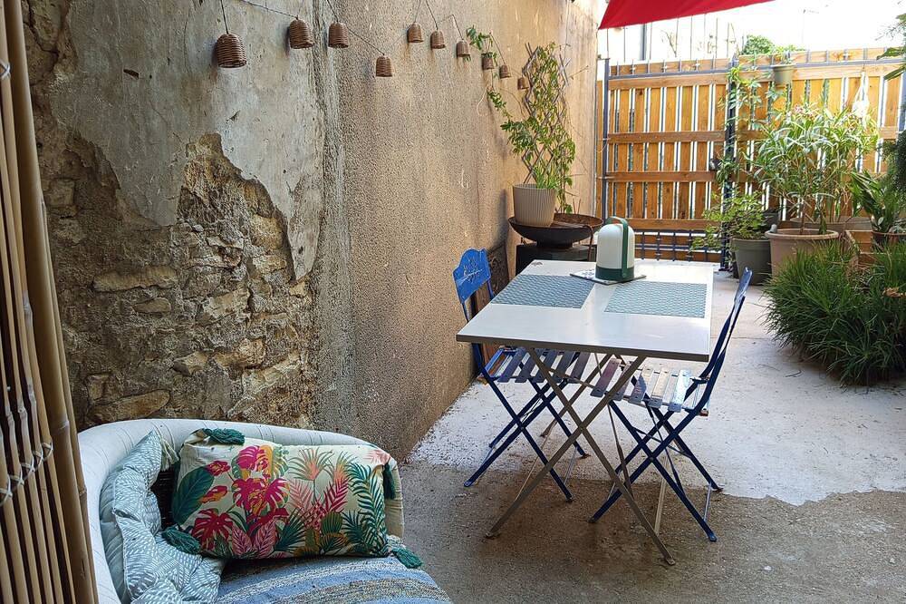 Apartamento entero, Studio in village house with small courtyard in Marguerittes, Region de Nimes