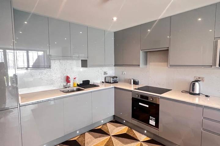 Entire holiday apartment, London Luxury Self-Catering Apt with Sleep 6 in London, South East England