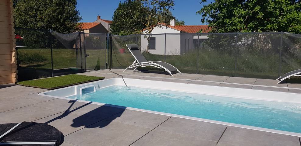 Gîte pour 4 personnes, avec jardin ainsi que terrasse et piscine à La Marne