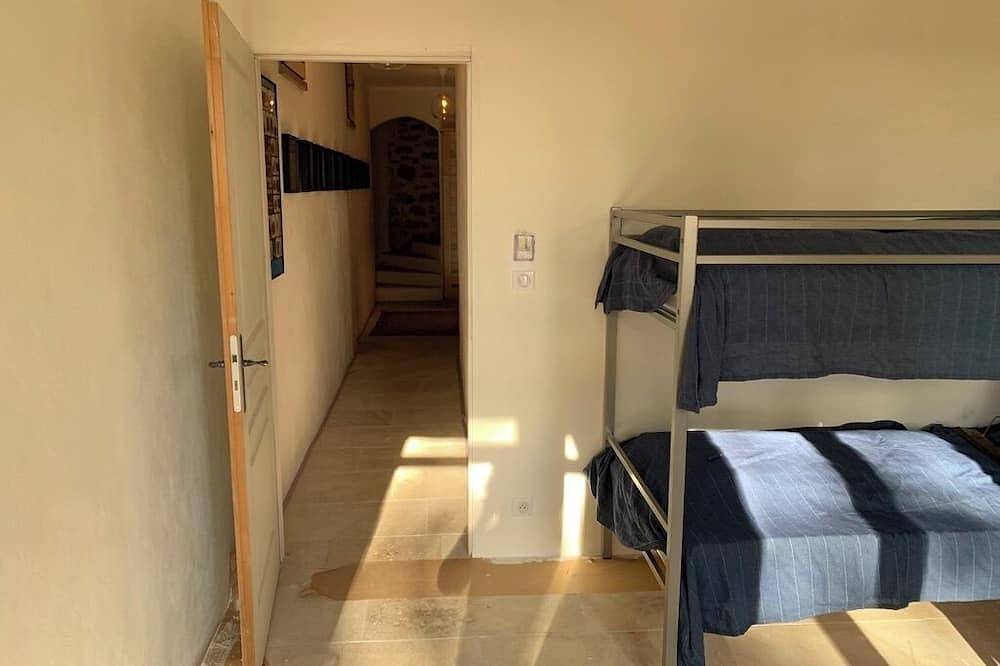 Authentiek huis met ruim en charmant terras en jacuzzi in Serviers-et-Labaume, Nimes und Umgebung