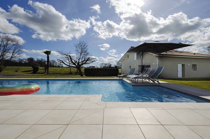 Location de vacances pour 10 personnes, avec jardin à Narrosse