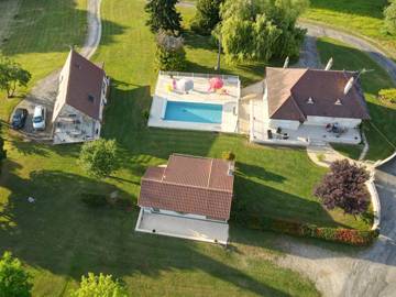 Gîte pour 4 personnes, avec balcon ainsi que piscine et jardin à Gourdon