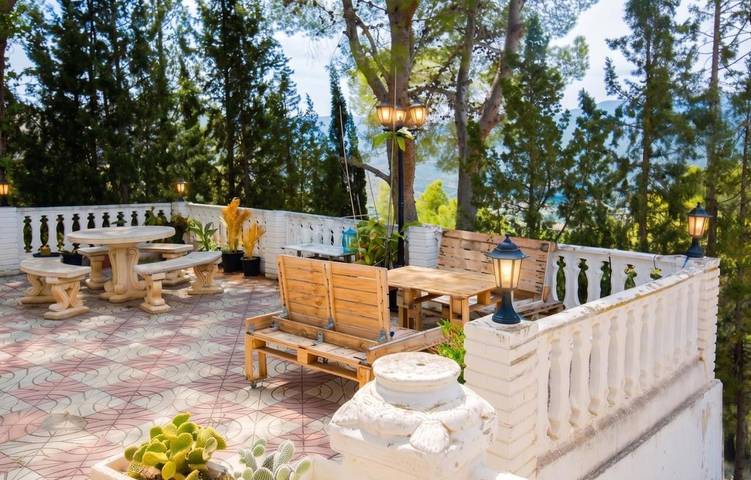 Casa rural para 12 personas, con Balcón y Terraza además de Jardín y Piscina en Los Serranos - 4