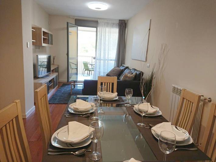 Apartamento para 6 personas, con Balcón y Terraza además de Jardín y Piscina en Sabiñánigo