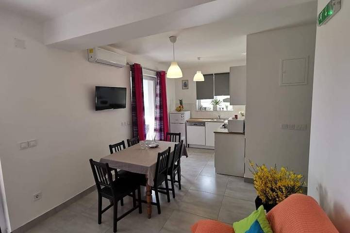 Ferienwohnung für 6 Personen, mit Balkon in Pakostane