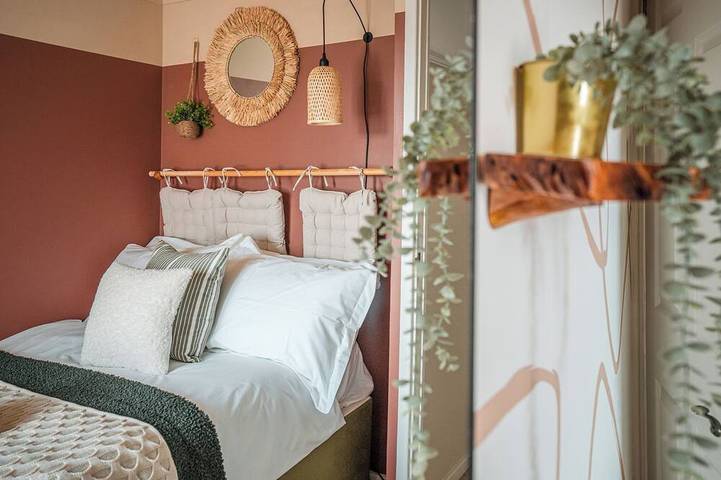 Sleeps 8-10 | 4 Bed Cotswold Home with Hot Tub, Games Room & Private Parking in Churchdown, Gloucestershire