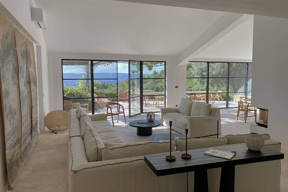 Luxury villa in Gordes With Exceptional Views, Not Overlooked, Sleeps 16 in Murs, Regionaler Naturpark Luberon