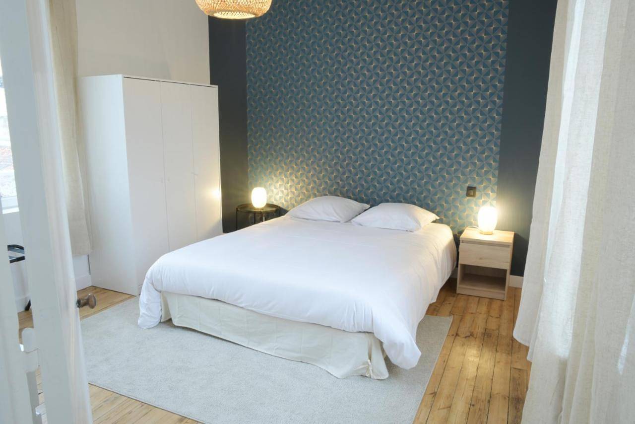 Appartement entier, T2 de 55m2 avec toit terrasse, hyper centre, wifi, draps, savons et serviettes fournis in Cognac, Charente