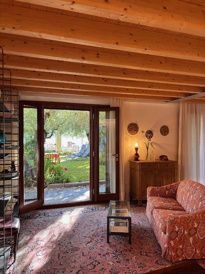 Ferienwohnung für 2 Personen, mit Garten und Seeblick sowie Ausblick