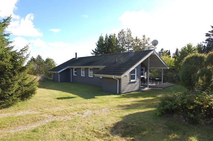 Ferieudlejning for 6 personer, med sauna og terrasse samt jacuzzi i Tranum