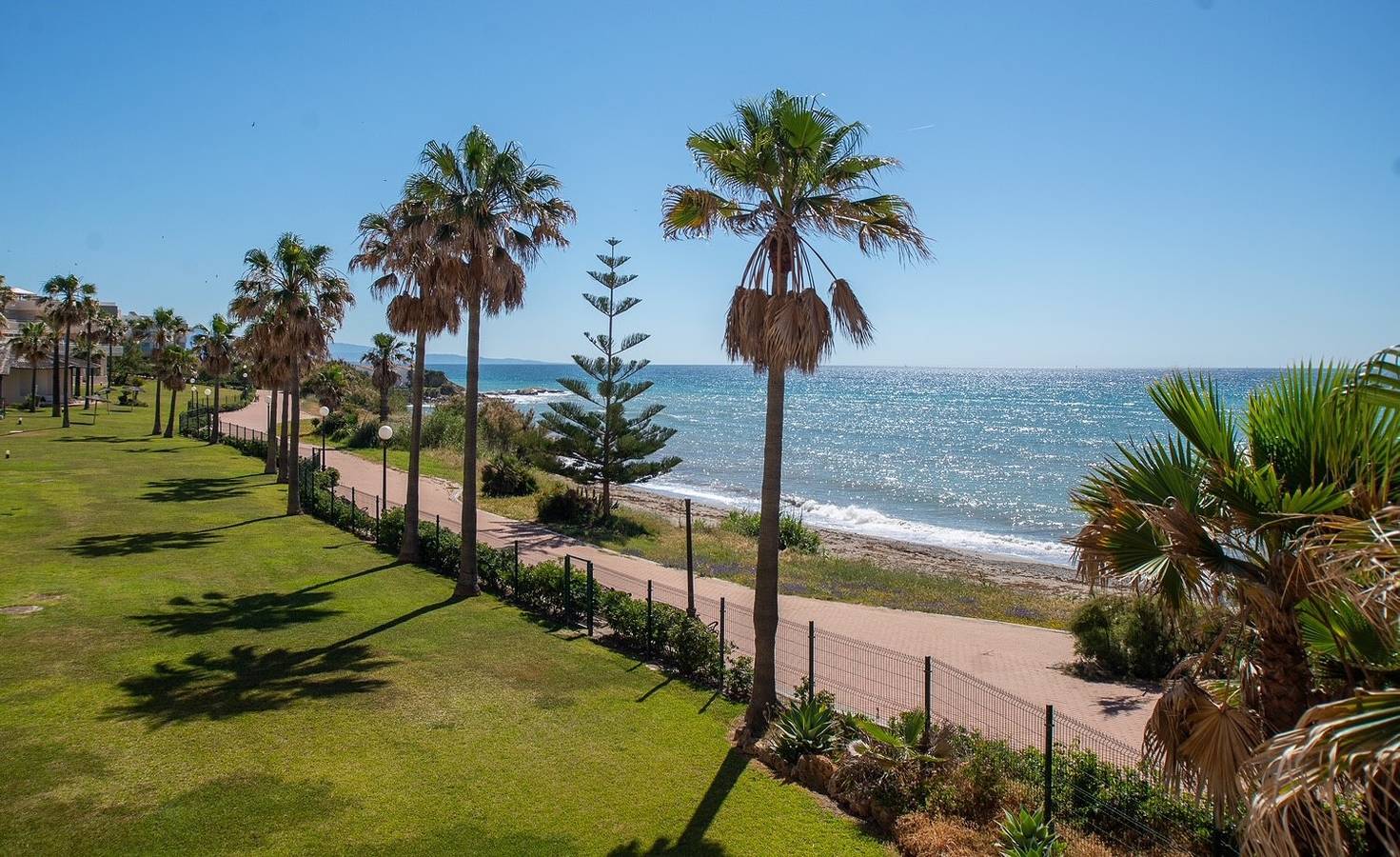 Appartement entier, Appartement "Fantastic Beachfront" avec vue sur la mer, Wi-Fi et climatisation in Buenas Noches, Estepona