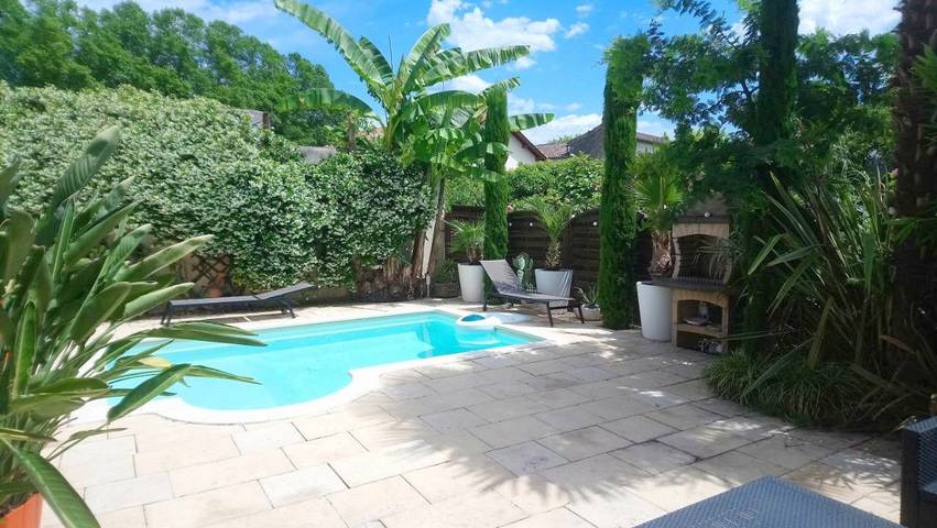 Chambre d’hôte pour 2 personnes, avec piscine et vue ainsi que jardin et terrasse à Lalinde