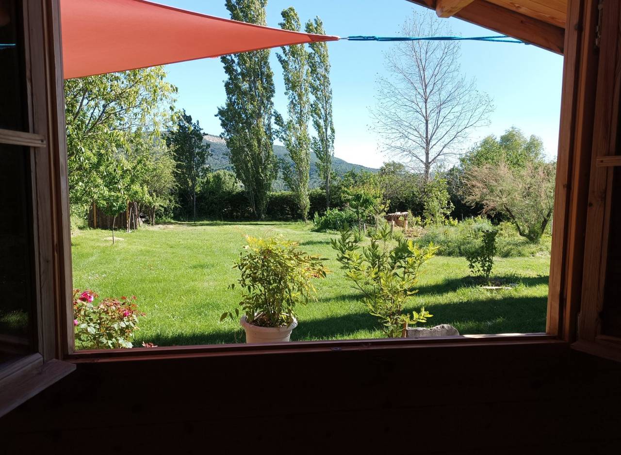Votre "cabane" sous les arbres, douillette et discrète in Saint-Étienne-les-Orgues, Région de Forcalquier