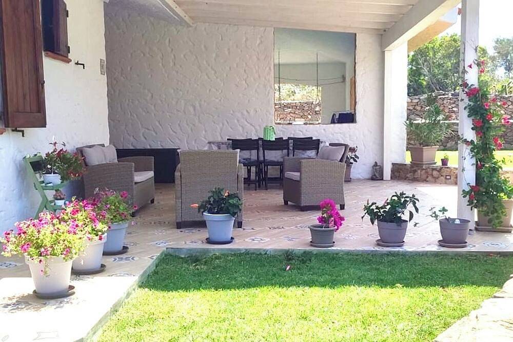 Charming cottage (with private garden) few steps from the beach in Agrustos, Olbia-Tempio