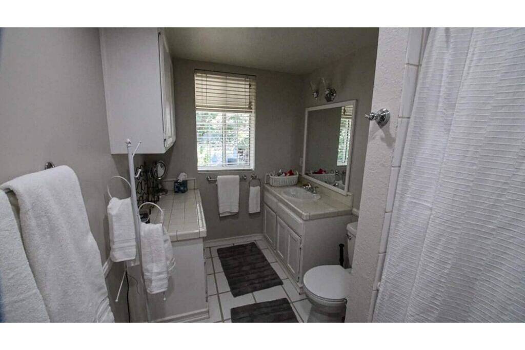 Lake Elsinore Lakehouse\nproperty requires government Id verification to book in Lake Elsinore, Riverside County