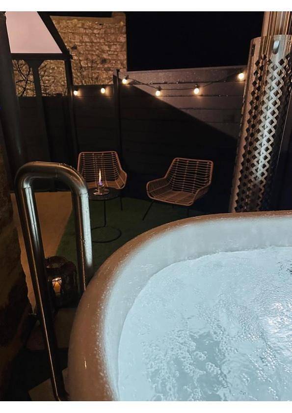 Location de vacances pour 4 personnes, avec jardin ainsi que jacuzzi et piscine à Saint-Laurent-d'Andenay - 4