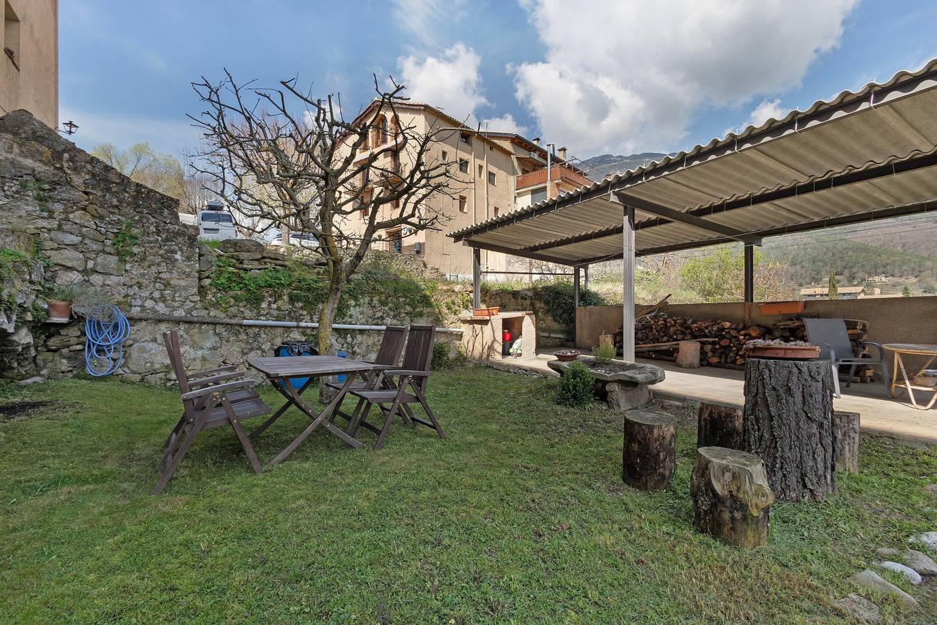 Apartamento entero, Apartamento 'El Portal' con vistas a la montaña, jardín compartido y Wi-Fi in San Lorenzo de Morunys, Pirineo Catalan