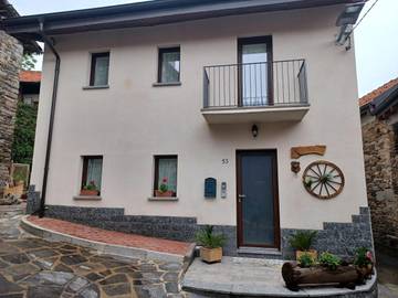 Gîte pour 5 personnes, avec jardin et vue, animaux acceptés à Brovello-Carpugnino