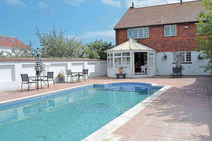 Cottage for 10 people, with garden in Hayling Island