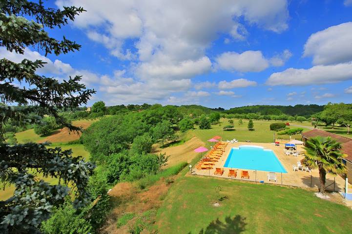 Gîte pour 3 personnes, avec terrasse ainsi que jardin et piscine, animaux acceptés