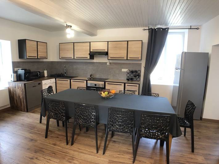 Gîte pour 15 personnes, avec jardin et piscine dans Rhône - 4