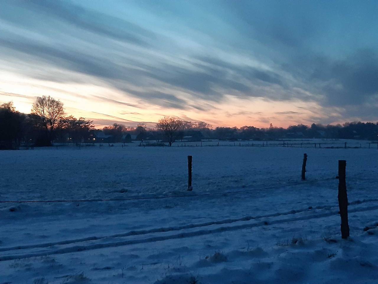 Ganze Ferienwohnung, Helgas Ferienwohnung 4 Sterne**** - Fewo im Og, 3 Sz, mit eigener Terrasse, Carport-Pkw Stellplatz in Oldeburg, Südbrookmerland