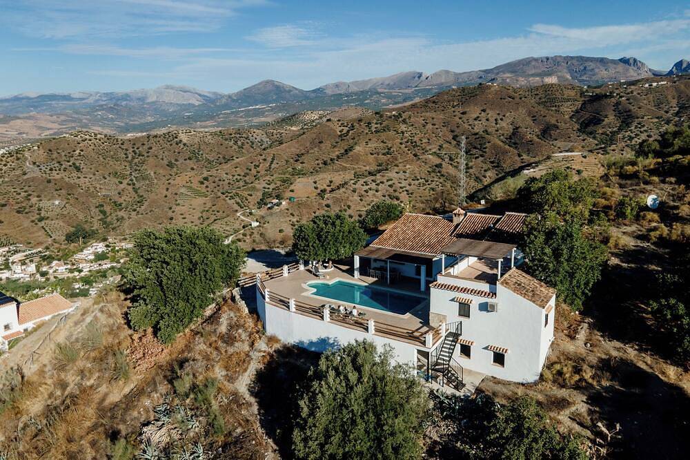 Villa for up to 8 persons with fantastic mountain views & private swimming pool in Canillas de Aceituno, Málaga Province