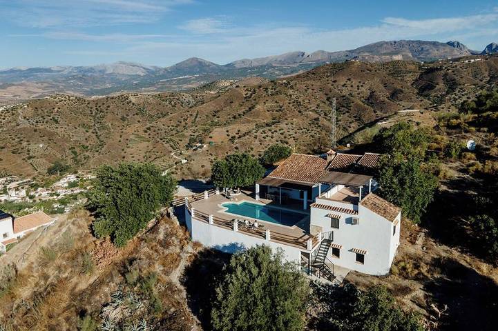 Villa for up to 8 persons with fantastic mountain views & private swimming pool in Canillas de Aceituno, Cordillera Penibética