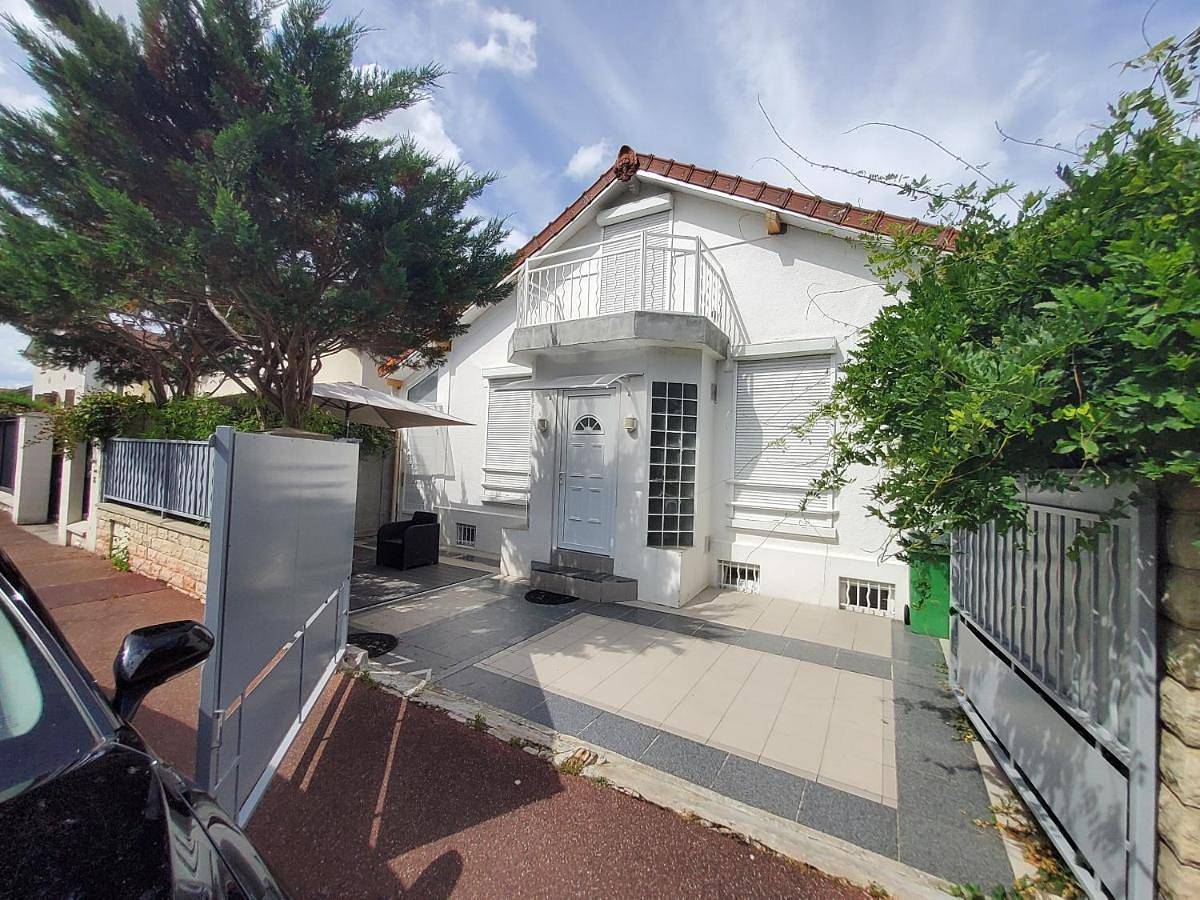 Two-Bedroom House in Les Pavillons-sous-Bois, Seine-Saint-Denis