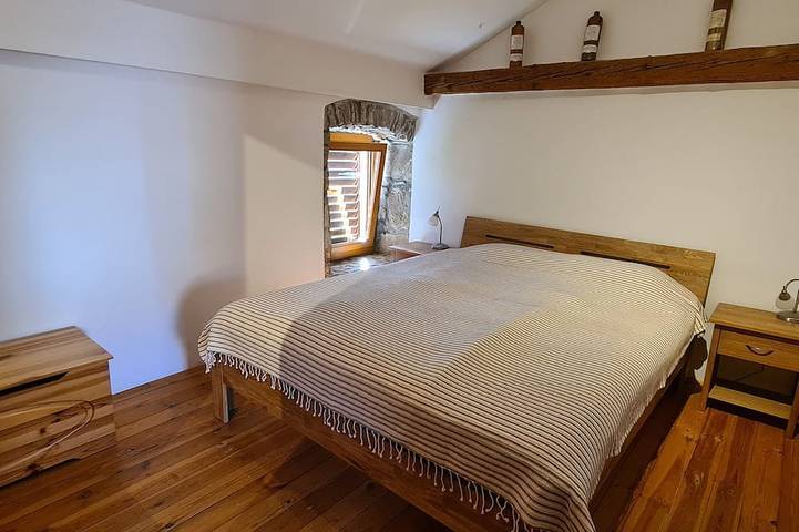 Ferienhaus, idyllisch und in  ruhiger Lage, 3 Sz für 6 Personen, bei Malinska in Malinska-Dubašnica, Krk