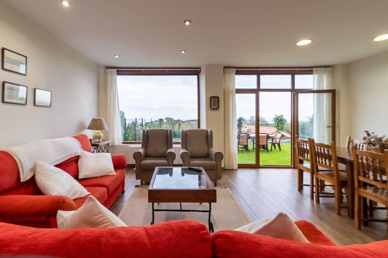 Casa Rural El Castro: alojamiento para 8 personas con vistas al mar y al jardín in La Revilla, San Vicente de la Barquera
