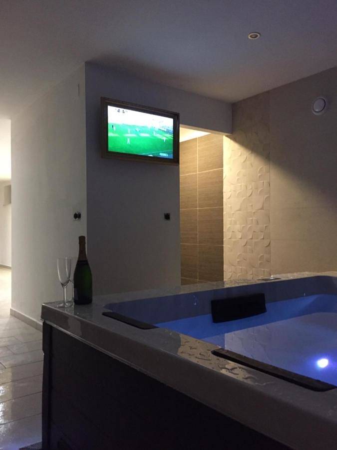 Gîte pour 10 personnes, avec terrasse et jardin ainsi que sauna et jacuzzi à Szigliget - 4