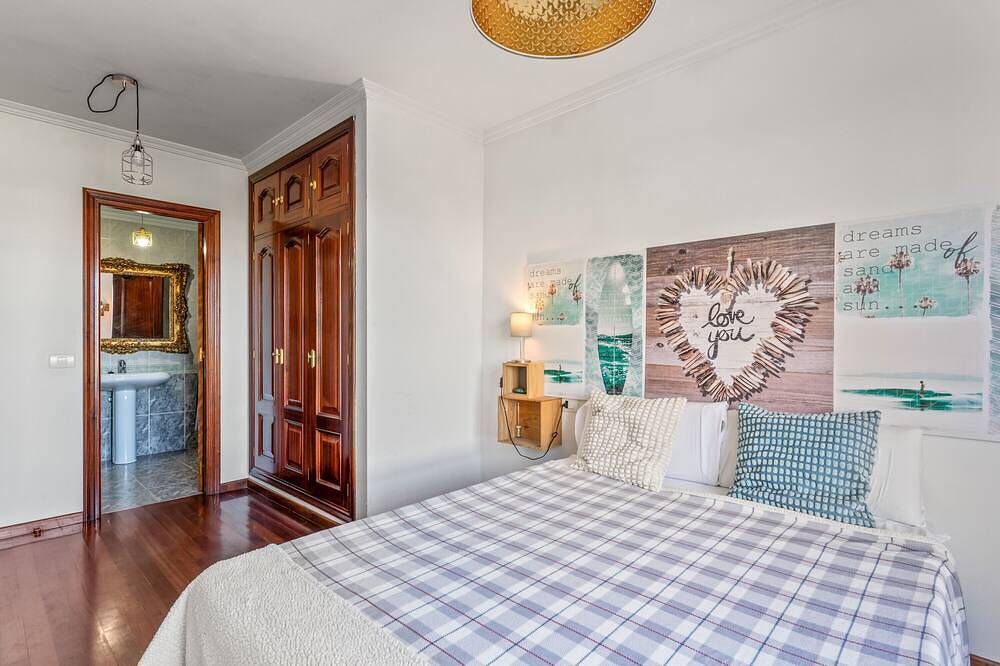 Entire apartment, Apartment 'O Faro Apartamentos' with Sea View, Balcony and Air Conditioning in Ribadeo, Rías Altas