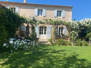 Chambre d’hôte pour 2 personnes, avec vue et piscine ainsi que terrasse et jardin à Paradou