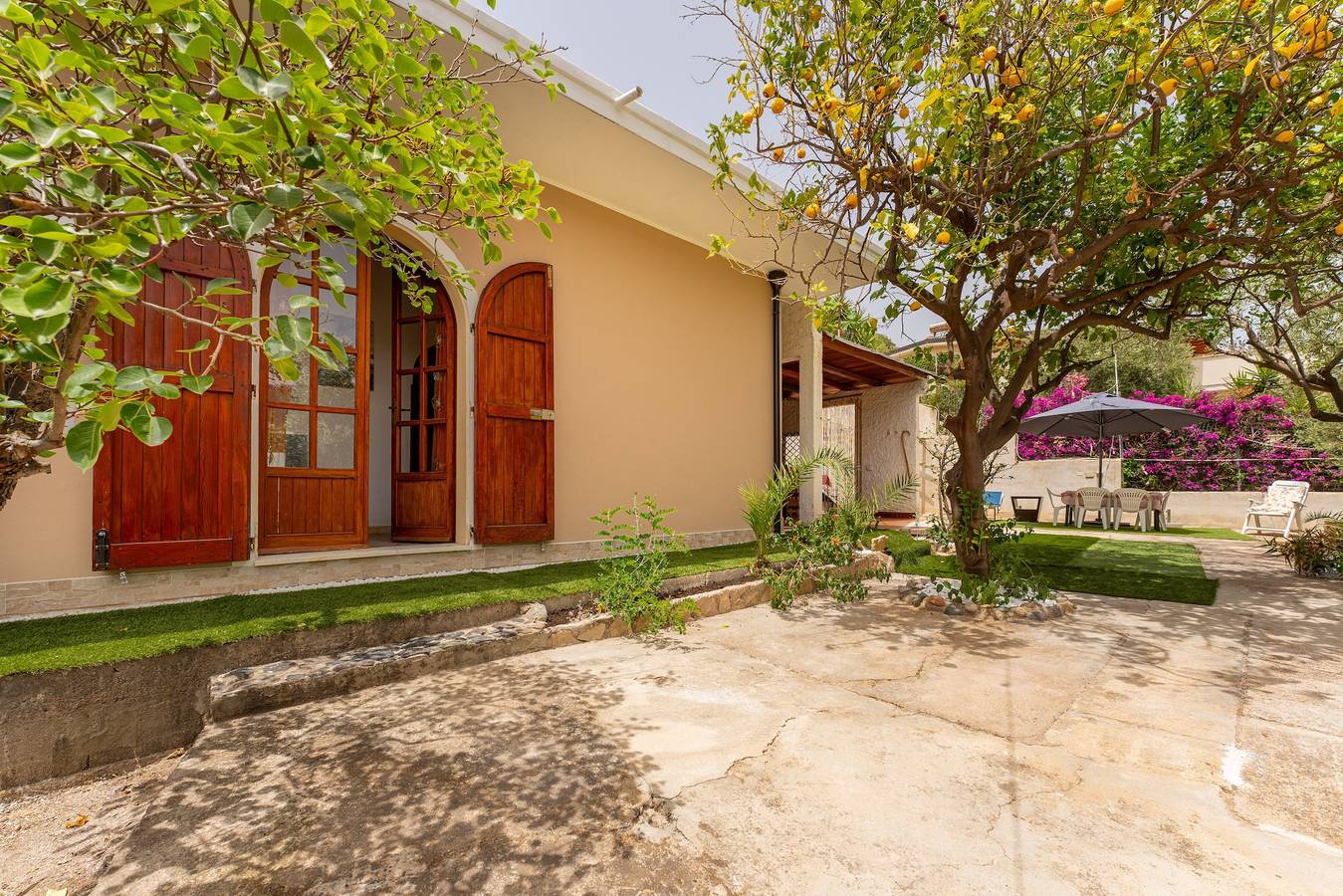 Casa de vacaciones 'Villetta Degli Ulivi' con terraza privada, jardín privado y aire acondicionado in Solanas, Comune di Sìnnia