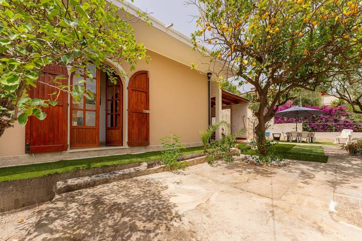 Casa vacanza per 6 persone, con Giardino a Solanas