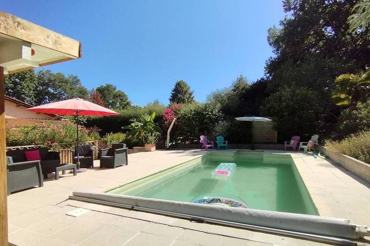 Location de vacances pour 4 personnes, avec Terrasse ainsi que Jardin et Piscine dans Sirac