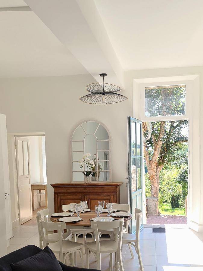 Location de vacances pour 5 personnes, avec Terrasse ainsi que Jardin et Vue à Besson