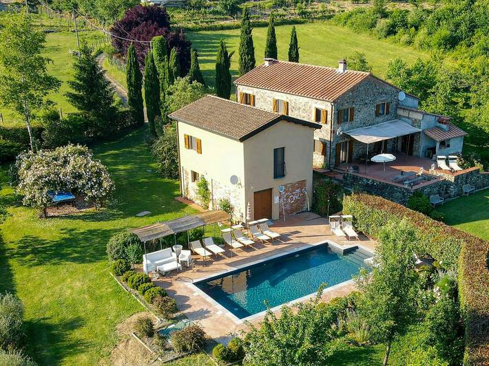 Casa vacanza per 15 persone, con giardino, adatto a famiglie con bambini a Aulla