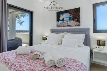 Vacation Rental for 6 Guests in Santorini, Cyclades, Picture 3