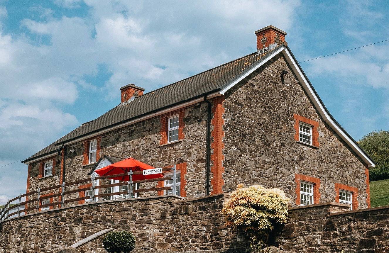 Luxury 5-Bed Farmhouse - Sleeps 8 & Hot Tub in Powys