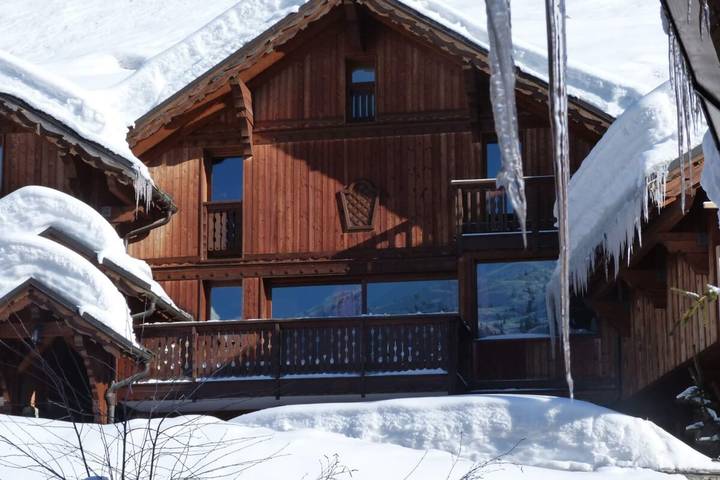 Chalet pour 12 personnes, avec balcon ainsi que sauna et jacuzzi, adapté aux familles