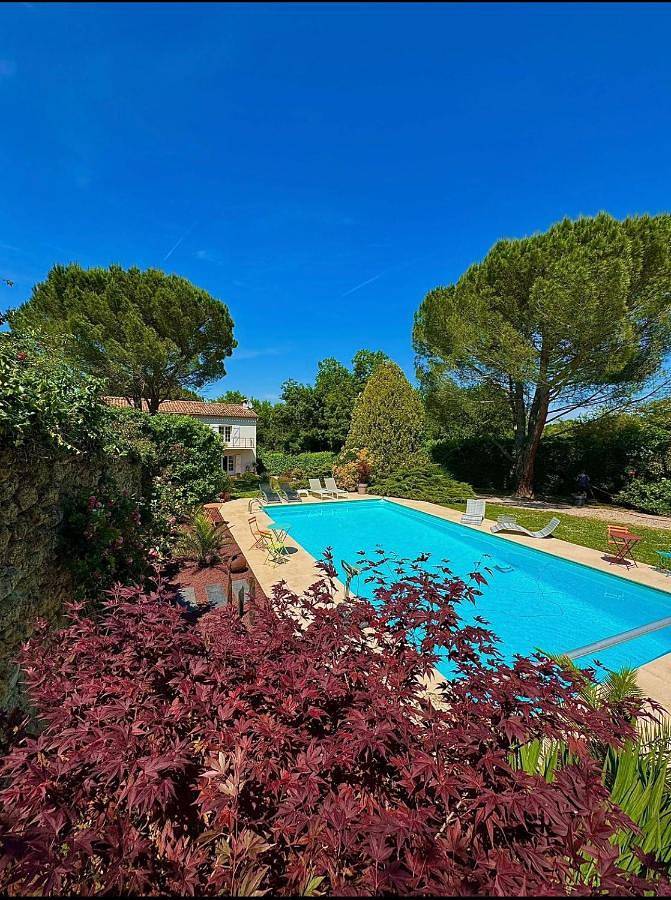 Gîte pour 2 personnes, avec Terrasse et Jacuzzi ainsi que Jardin et Piscine à Tourtrol