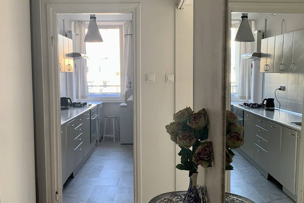 Entire apartment, Urban Comfort Oasis: Modern 2-Bedroom Art Apartment with Balcony in Warsaw Śródmieście, Warsaw