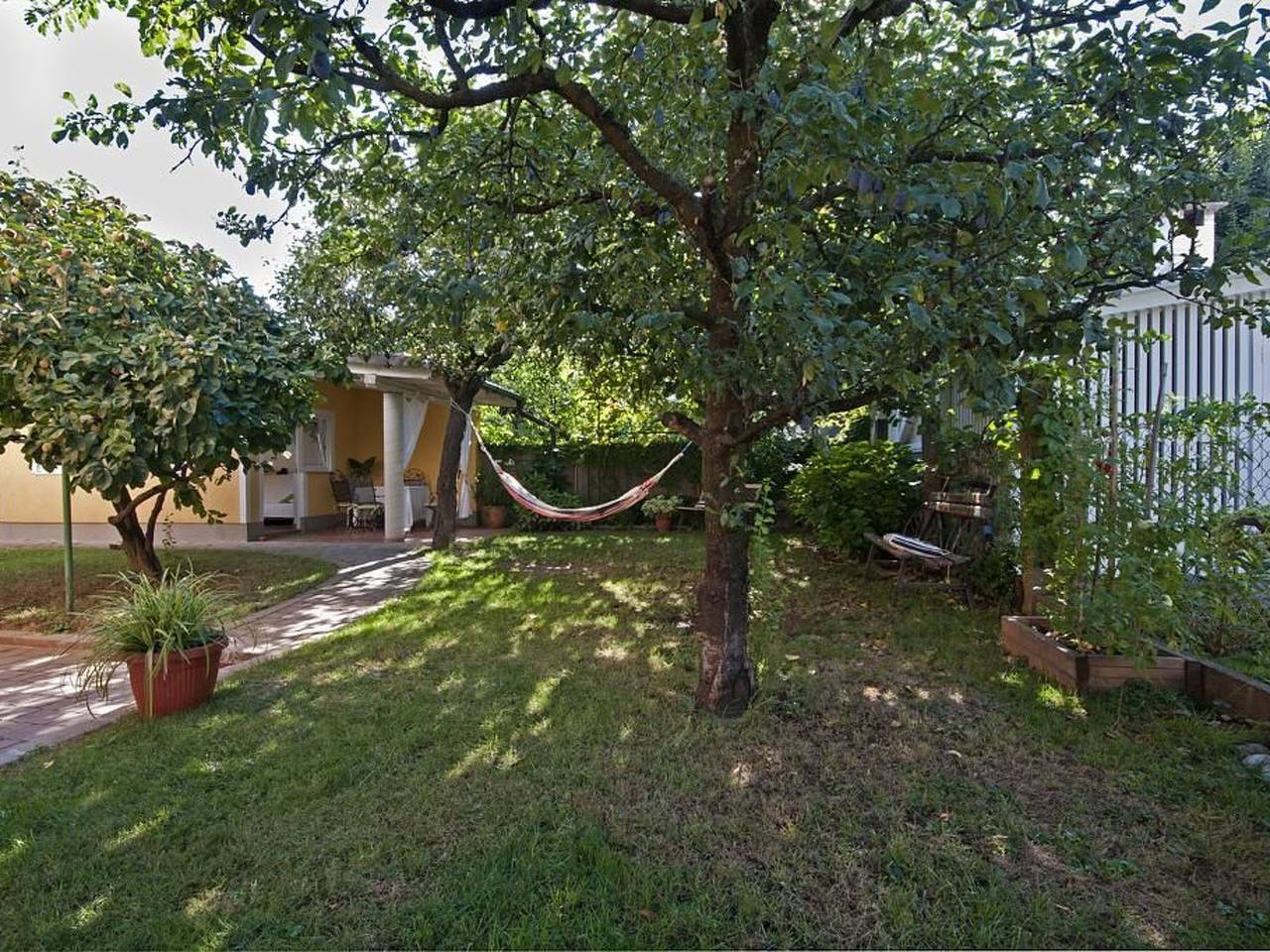 Ferienhäuschen für zwei mit Terrasse und schattigem, kleinen Garten, in der Näh in Liubliana, Osrednjeslovenska